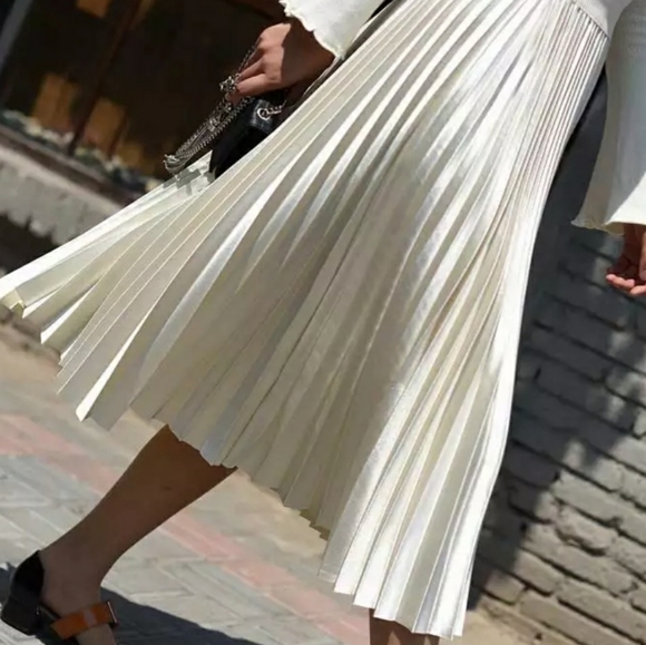 Blue high waist satin pleated skirt (lined) - Picture 2 of 2